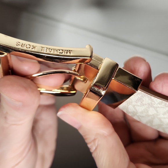 NWT MICHAEL KORS Leather Cream/Gold Twist Reversible  belt Gorgeous! - Picture 2 of 2